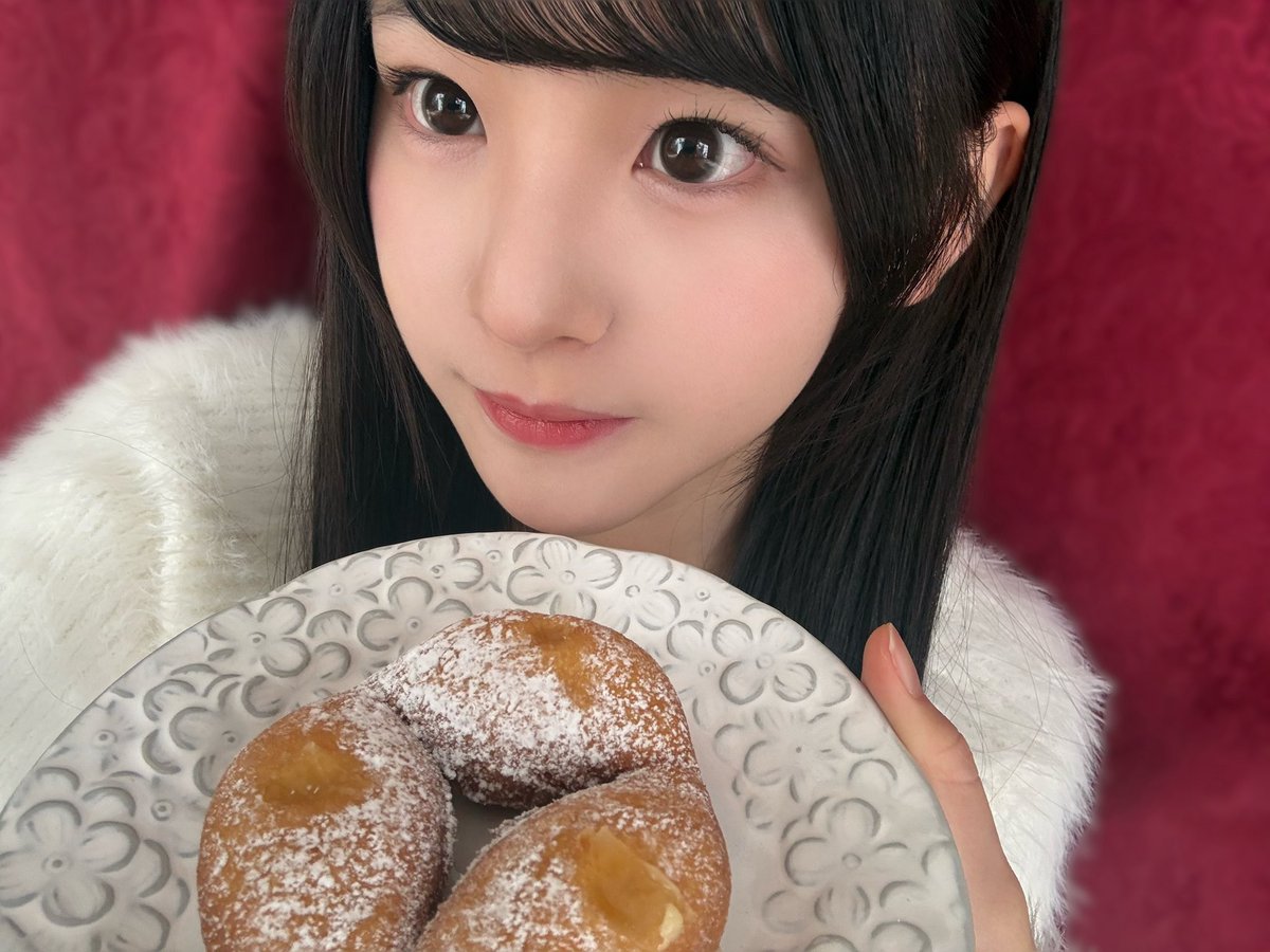 izumi_maeda1117's tweet photo. こんばんは( .ˬ.)"

最近はいつもに増して甘いものが食べたくて、よく食べてます(*ˊᵕˋ*)

特に最近お芋のドーナツを食べたのですが、美味しくて嬉しかったです！>ᴗ<

皆さんが今日も幸せに過ごせますように！ https://t.co/Lj8neonA4L