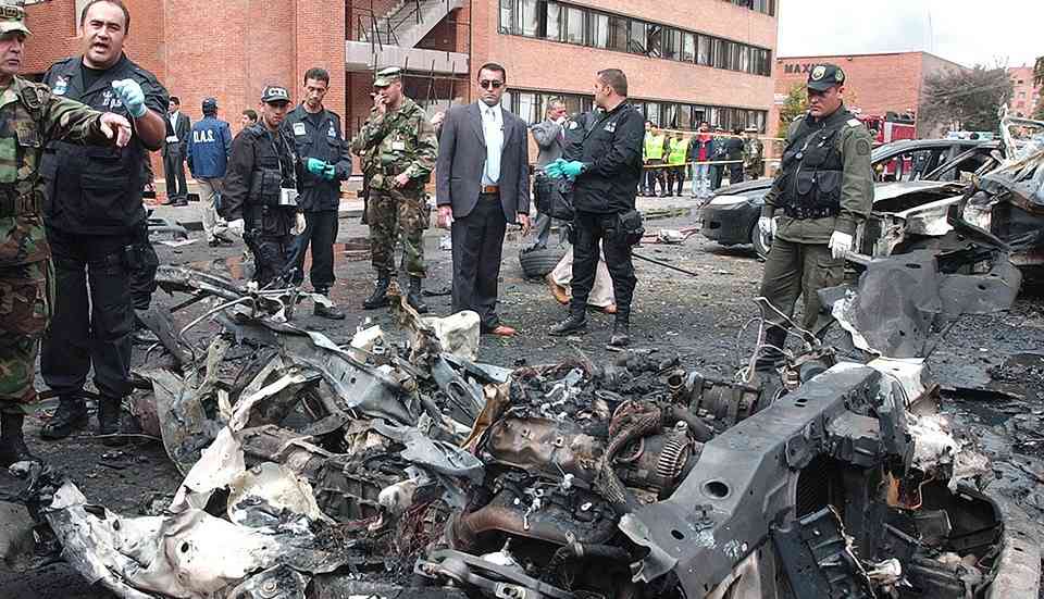 dmarcordoba's tweet photo. Un 19 de octubre, hace 20 años, los terroristas de las FARC estallaron un carro bomba en la Universidad Militar Nueva Granada. 

23 heridos. Hay quienes quieren contarlo como episodio del conflicto. Fue terrorismo, y así debe recordarse. #MemoriaHistorica https://t.co/GWDXI8Kchn