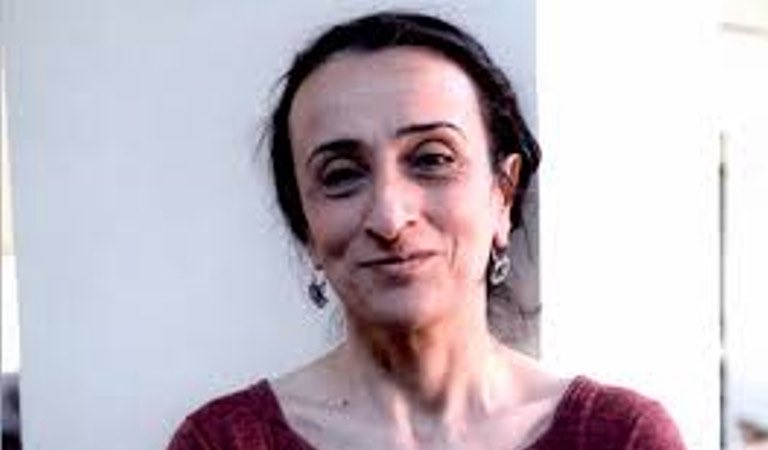 hilalnesin's tweet photo. Hülya Gerçek, üçüncü evre meme kanseri,16 aydır ev hapsinde. Ayrıca kalp ritim bozukluğu, kronik akciğer hastası. Ciddi sağlık sorunlarıyla mücadele ediyor. Tedavisinin tamamlanabilmesi için ev hapsinin bir an önce kaldırılması lazım. #HülyaGerçeğeÖzgürlük https://t.co/pRVbBkknNa