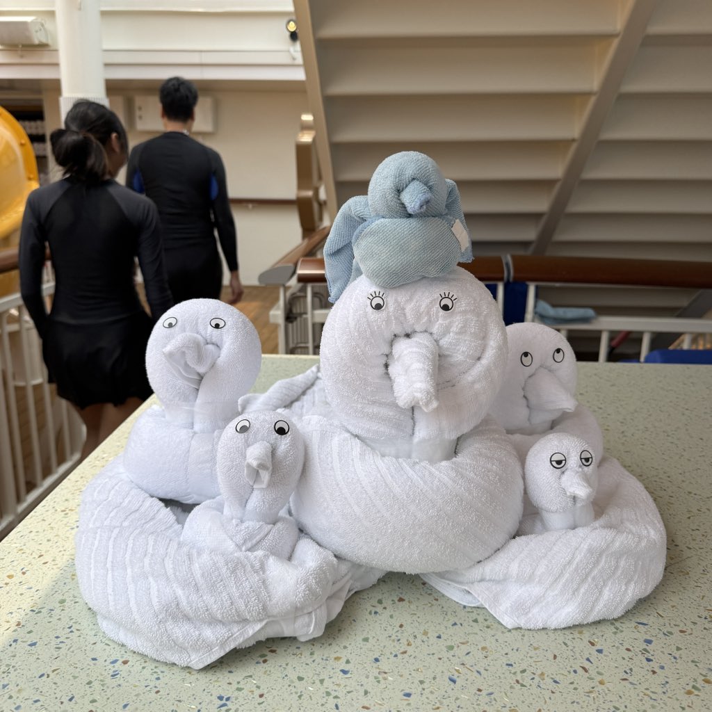 Plah_Chayanan's tweet photo. จุดรับผ้าเช็ดตัวสวนน้ำ ต้องน่ารักขนาดนี้ 
หาพับ หาทำ กันเก่งมาก 🙂
#DisneyCruiseLine 
#DisneyAdventure https://t.co/uKNaDNWAQ2
