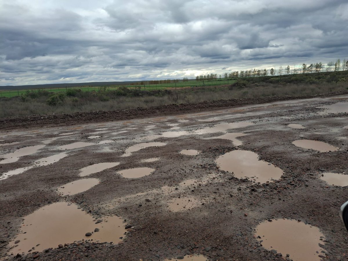 MATIPASCUALETTI's tweet photo. ATENCIÓN 🚨🚨🚨
Imágenes del estado de la Ruta 143 en San Rafael. La ruta está en obra pero con las lluvias de la última semana se multiplicaron los pozos. Precaución @radionihuil https://t.co/usBuRYkGOx