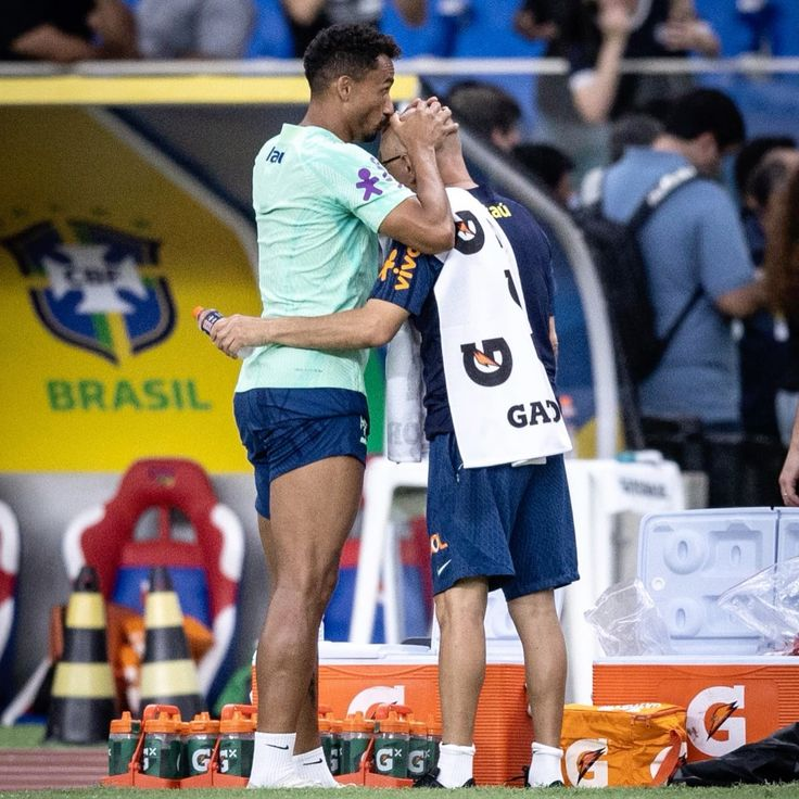 daniluzcrf's tweet photo. essa semana o que eu precisava era de um beijinho do danilo na minha cabeça dizendo que tudo vai ficar bem https://t.co/o4BtYoXeFq