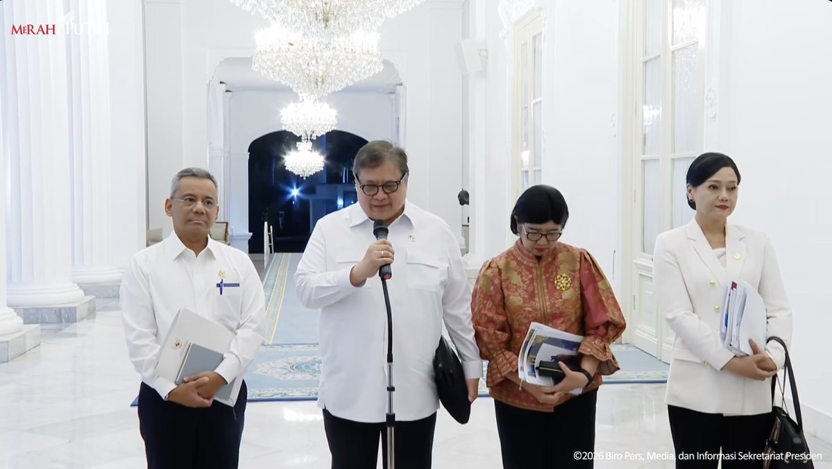 LambeSahamjja's tweet photo. BREAKING NEWS 
HASIL LAPORAN BOS BI,OJK, MENKO DAN MENKEU KE PRABOWO 

LAPORAN AIRLANGGA KATANYA EKONOMI INDONESIA SANGAT STABIL DAN INFLASI TERKENDALI

LAPORAN SUAHASIL APBN TERUS BERJALAN UNTUK PROGRAM PRIORITAS PEMERINTAH 
MAKRO KITA SANGAT OKE, DAYA BELI MASYARAKAT OKE 
EFESIENSI ANGGARAN TETAP BERJALAN 

LAPORAN BANK INDONESIA MEREKA TERUS KERJA MENJAGA RUPIAH DARI SEGI NILAI TUKAR, KATANYA BUKAN CUMA RUPIAH DOANG YANG TURUN

LAPORAN OJK BILANG IHSG SELALU DI REFORMASI DAN SUDAH MEMBUAT HUKUMAN BAGI SAHAM SAHAM NAKAL