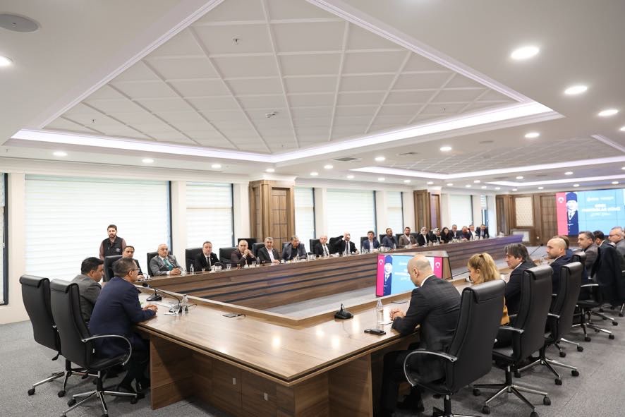 yasinyildizbb's tweet photo. 19 Ekim Muhtarlar Günü’nü, mahallelerimizin sesi olan kıymetli muhtarlarımızla birlikte kutladık.

Bağcılar’ımızın her mahallesine daha iyi hizmet sunmak, komşularımızın beklentilerine en doğru şekilde karşılık vermek için muhtarlarımızla güçlü bir dayanışma içinde çalışmayı sürdürüyoruz.

Tüm muhtarlarımızın Muhtarlar Günü’nü kutluyor, çalışmalarında başarılar diliyorum.