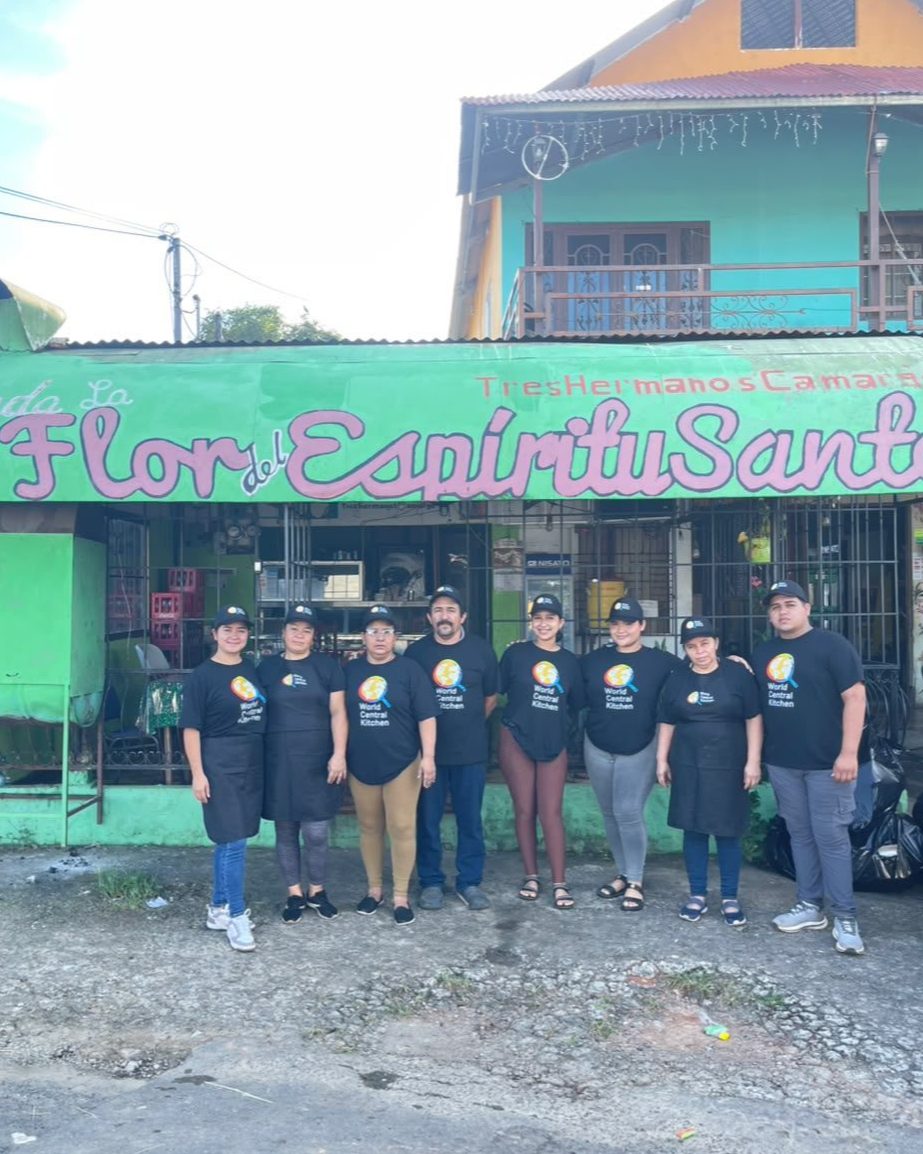 WCKitchen's tweet photo. It’s all hands on deck at Flor del Espíritu Santo in Las Minas, Panama—a community just 10 miles north of last week’s earthquake epicenter. Working alongside WCK, the team here is cooking warm, nourishing meals every day for families across three communities in the province of Herrera. Local hands, local knowledge, local care. #ChefsForPanama

Todas las manos a la obra en Flor del Espíritu Santo en Las Minas, Panamá—una comunidad a solo 16 kilómetros al norte del epicentro del terremoto de la semana pasada. Trabajando junto a WCK, el equipo está cocinando comidas calientes y nutritivas todos los días para las familias de tres comunidades en la provincia de Herrera. Manos locales, conocimiento local, cuidado local. #ChefsForPanama