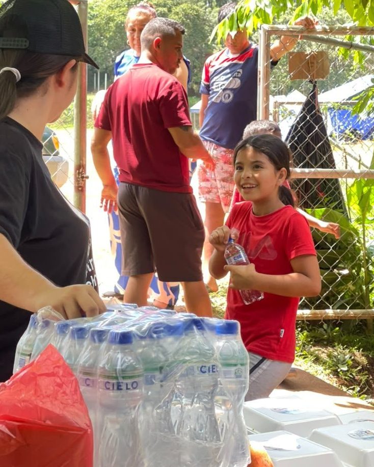 WCKitchen's tweet photo. It’s all hands on deck at Flor del Espíritu Santo in Las Minas, Panama—a community just 10 miles north of last week’s earthquake epicenter. Working alongside WCK, the team here is cooking warm, nourishing meals every day for families across three communities in the province of Herrera. Local hands, local knowledge, local care. #ChefsForPanama

Todas las manos a la obra en Flor del Espíritu Santo en Las Minas, Panamá—una comunidad a solo 16 kilómetros al norte del epicentro del terremoto de la semana pasada. Trabajando junto a WCK, el equipo está cocinando comidas calientes y nutritivas todos los días para las familias de tres comunidades en la provincia de Herrera. Manos locales, conocimiento local, cuidado local. #ChefsForPanama