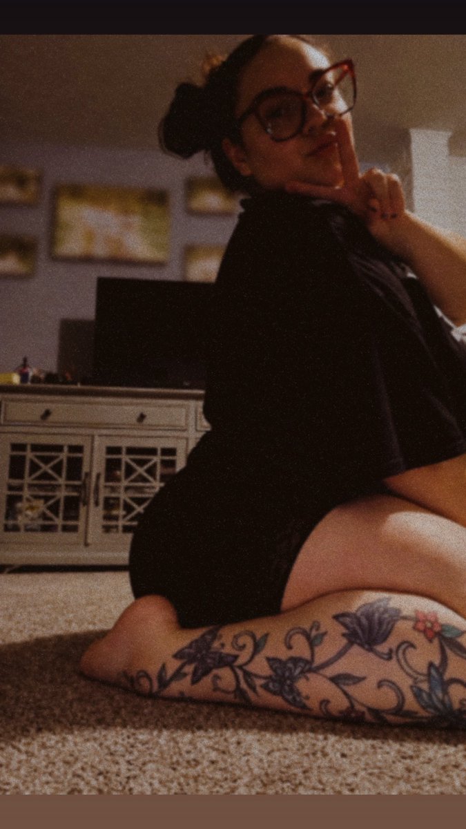 stonerqueen618's tweet photo. Have a blessed Monday🫶🏻

#bbw #pawg #stoned #ThickWomen https://t.co/oY2KNHVK9v