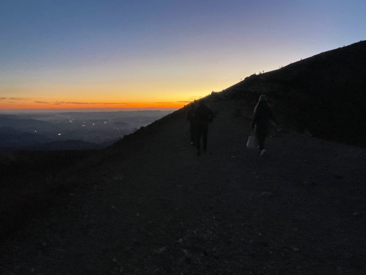 mocomusicart's tweet photo. 深夜に東北道と磐梯吾妻スカイライン走って
浄土平で星空と朝焼けと御来光見てきた！
お天気よくて絶景素晴らしかったよ〜 https://t.co/qTzDlYCgCn