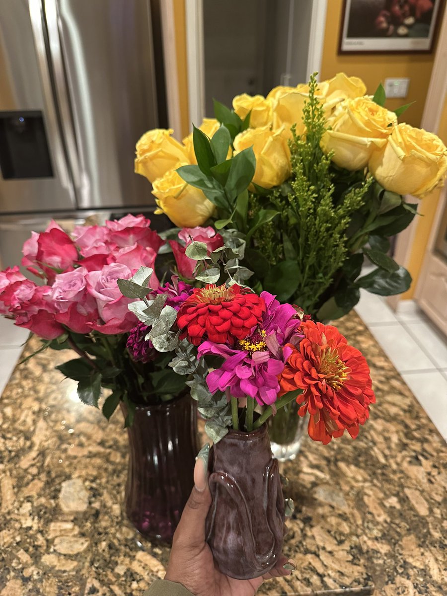 ItsEmpressRaw's tweet photo. I am overwhelmed with joy 🥲 grateful for getting my flowers 💐 while I can still smell them 🥹 https://t.co/aeiGLNOZa4