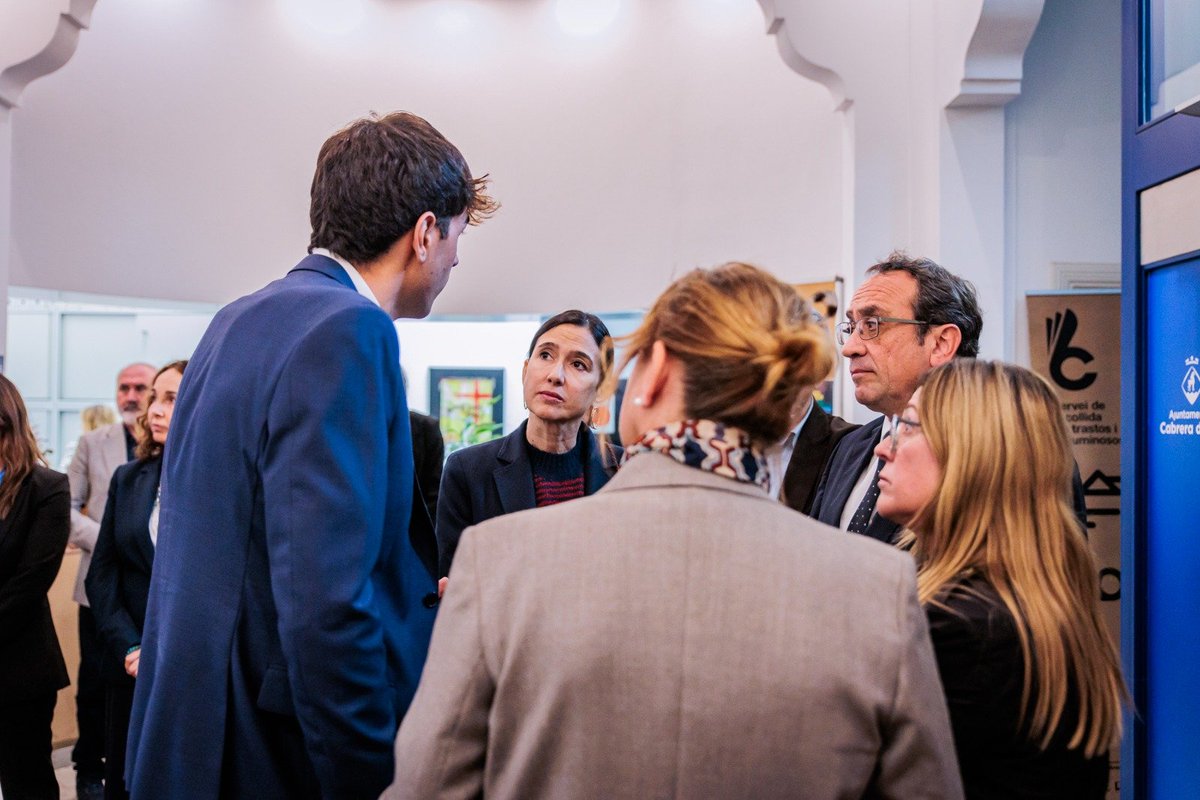 interiorcat's tweet photo. La consellera @nuriaparlon participa en el minut de silenci a @ajcabrerademar en memòria de la dona arrossegada pels aiguats de dissabte. Recorda també i fa una crida a "seguir les indicacions de @emergenciescat i a adaptar la mobilitat i les activitats per prevenir riscos". https://t.co/9IFvTondcu