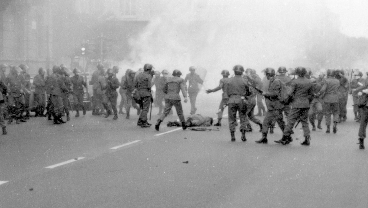 irachetirigira's tweet photo. La Russa dà lezioni di bon ton pure oggi? Nel giovedì nero di milano, manifestazione fascista non autorizzata dove partecipò pure lui come dirigente del fronte della Gioventù, morì poliziotto di 22anni e altri dieci feriti per lancio di bombe a mano.

Ora i fasci sono al governo. https://t.co/IayixXiiGi