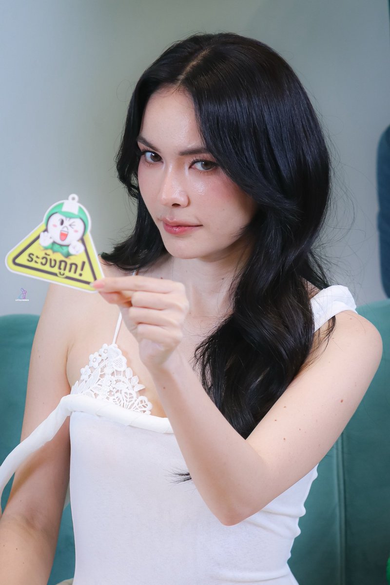 littleprince_21's tweet photo. ระวังถูก (รัก) !! @itscharlotty 

Charlotte LIVE WITH LINE MAN
#LINEMANถูกสุดทุกวันwithCharlotte
#ชาล็อตออสติน  #CharlotteAustin ᙏ̤̫ https://t.co/fCGhzE8h35