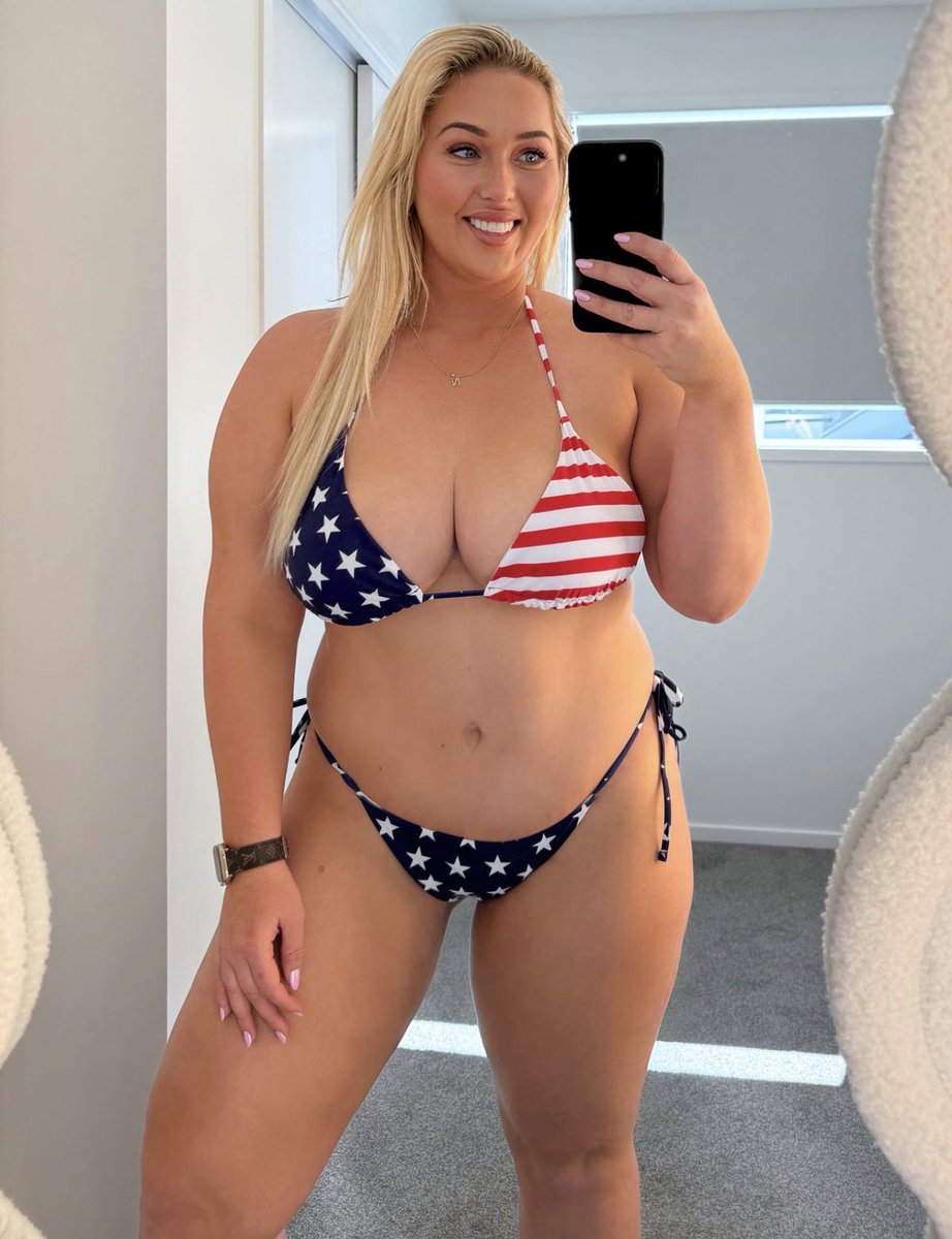 Emma0xjb's tweet photo. Born in 1993, 5'2" and chubby... yay or nay? https://t.co/EwrWFHkwFs