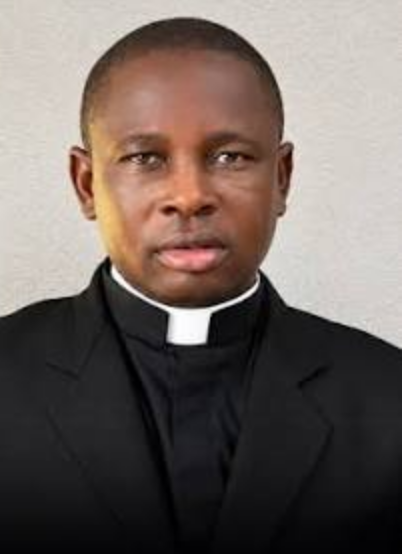 CathoFr's tweet photo. 🔴🇳🇬 NIGERIA — Un prêtre catholique enlevé avec cinq autres personnes a été libéré !

Au Nigeria, la police a réussi à sauver le père John Otache, du diocèse d'Otukpo, et cinq autres personnes kidnappées le 13 octobre. (The Star) https://t.co/xftKjbzU5m