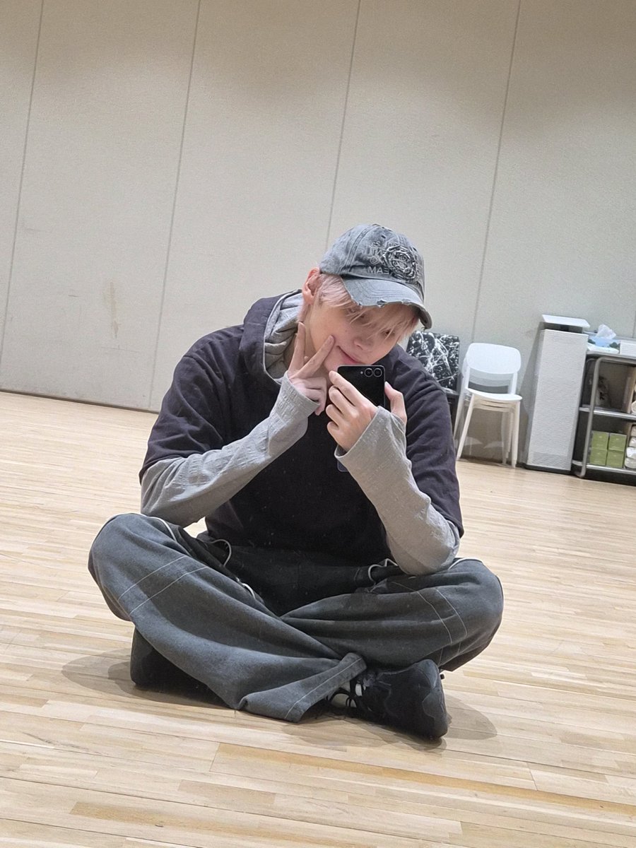 translatingTXT's tweet photo. [261019] weverse dm 🐧💬

🐧 y/n did you watch the concept trailer?
🐧 i was at practice 
🐧 and i watched it
🐧 it came out really well
🐧 that voice 
🐧 i recorded it myself
🐧 please look forward to it lots! https://t.co/cOEmTUpoqE
