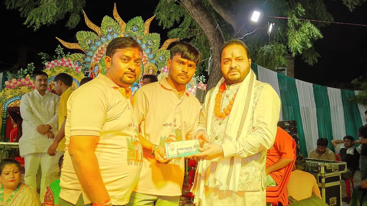 PushpSingh21's tweet photo. पोरई (सुमेरपुर) में आयोजित भव्य जागरण में मुख्य अतिथि के रूप में पहुंचे राष्ट्रसेवक पुष्पेंद्र प्रताप सिंह; मिला भव्य स्वागत।
परिवारजनों को संबोधित कर जातीय भेदभाव मिटाने तथा एक सशक्त व खुशहाल राष्ट्र के निर्माण का लिया संकल्प! 🚩🙏

#PushpendraPratapSinghUnnao #unnao #pushpendrapratapsingh #samajseva #navratri