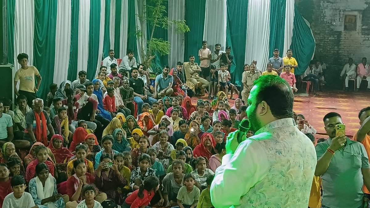 PushpSingh21's tweet photo. पोरई (सुमेरपुर) में आयोजित भव्य जागरण में मुख्य अतिथि के रूप में पहुंचे राष्ट्रसेवक पुष्पेंद्र प्रताप सिंह; मिला भव्य स्वागत।
परिवारजनों को संबोधित कर जातीय भेदभाव मिटाने तथा एक सशक्त व खुशहाल राष्ट्र के निर्माण का लिया संकल्प! 🚩🙏

#PushpendraPratapSinghUnnao #unnao #pushpendrapratapsingh #samajseva #navratri