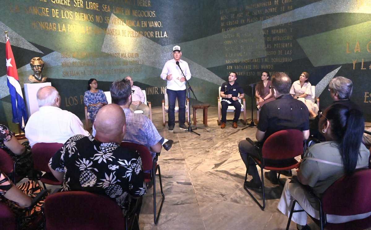 PresidenciaCuba's tweet photo. 🇨🇺| Presidente @DiazCanelB a los creadores de la @ahsjovenescuba:

Por muy duros que sean los tiempos, tenemos la capacidad, con nuestro propio talento, trabajo, esfuerzo y con nuestra cultura, de salir adelante.

🔗| Lea más en el enlace:

https://t.co/UFFImgMAiX https://t.co/E07hLBr7ez