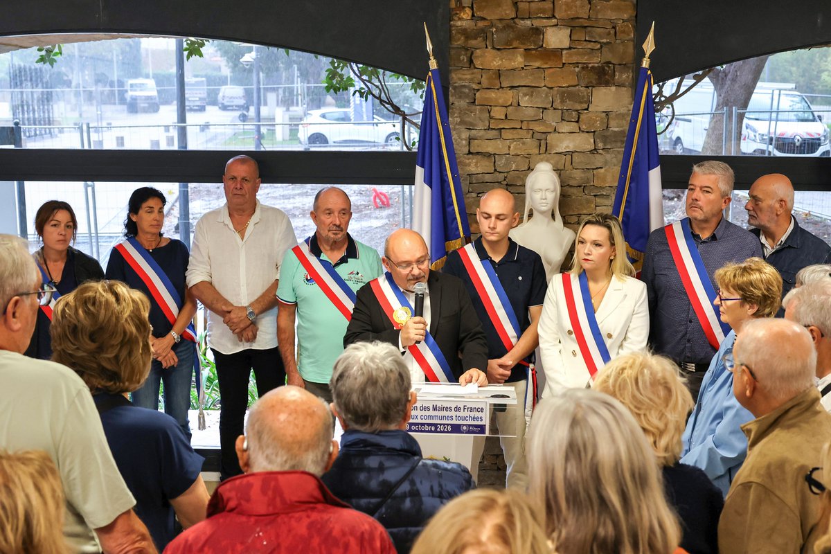 villedeSixFours's tweet photo. Six-Fours unie face aux violences 🤝
À l'appel de l' @l_amf , les Six-Fournais se sont rassemblés ce lundi 19 octobre autour de Monsieur le Maire et des élus de la commune pour condamner les violences qui ont frappé plusieurs villes de France ces derniers jours. https://t.co/MUCVXwDMaF