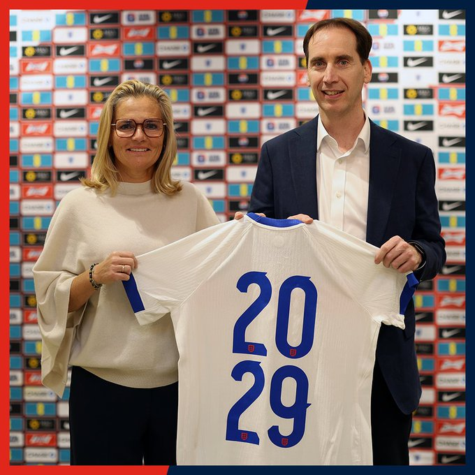 lbertozzi's tweet photo. Inglaterra dá voto de confiança a Sarina Wiegman antes da Copa e renova seu contrato até 2029.

Técnica da seleção feminina vem de um bicampeonato europeu (depois de um título com a Holanda) e uma final de Mundial (depois de outra final com a Holanda). https://t.co/Mx5yRJ4zWw