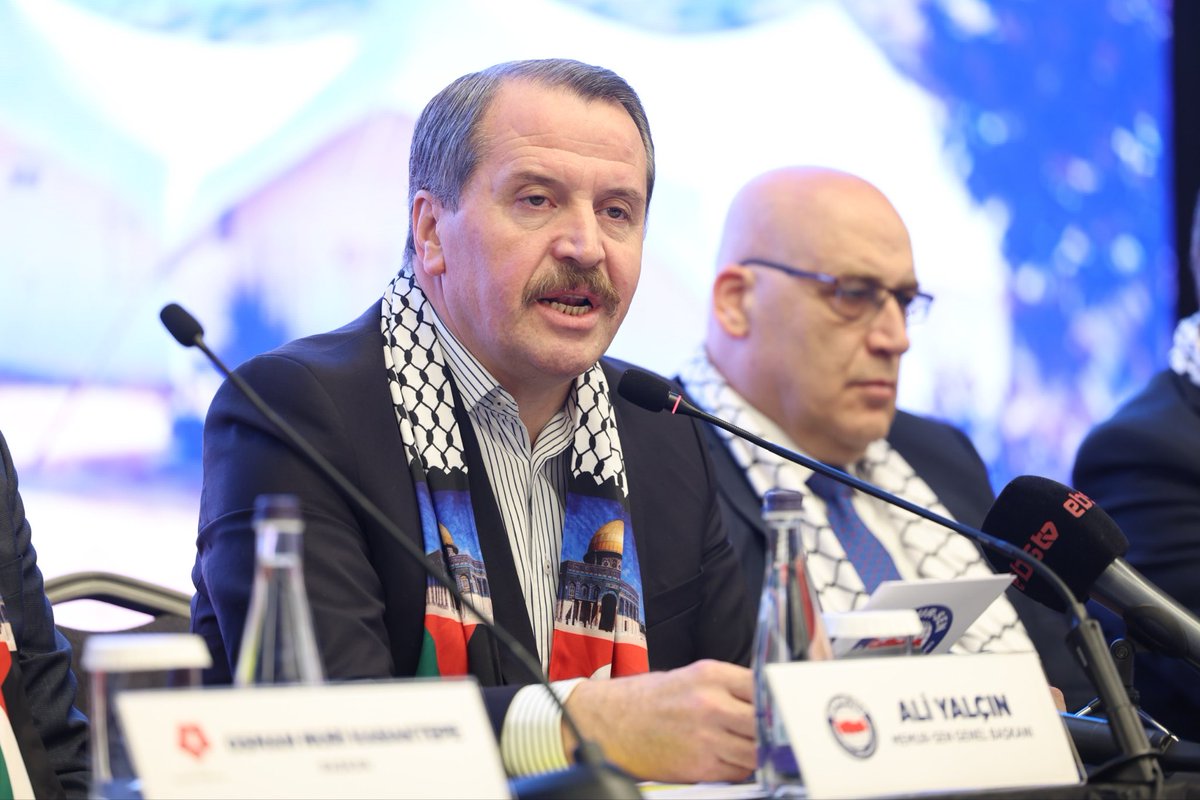 MemurSenKonf's tweet photo. 🇵🇸 Gazze’de Bir Okul, Binlerce Umut!

Gazze’de Siyonist rejimin saldırıları nedeniyle eğitim hakkından mahrum kalan çocuklara umut olmak ve geleceğin yeniden inşasına katkı sunmak amacıyla Memur-Sen öncülüğünde; Filistin’e Destek Platformu, İHH, Aziz Mahmud Hüdayi Vakfı, Deniz Feneri, Verenel ve Sadakataşı Derneği iş birliğiyle 6 derslik ve bir idari bina ile başlayıp 80 okulda toplam 40 bin öğrenciye eğitim imkanı hedefleyen “Gazze’de Bir Okul Binlerce Umut”  projesinin tanıtım toplantısı gerçekleştirildi.

Genel Başkanımız Ali Yalçın, Gazze’de acil olarak 80 okul ve en az 500 dersliğe ihtiyaç duyulduğunu belirterek, eğitim altyapısının yeniden inşasının çocuklara yalnızca sınıflarını değil, geleceklerini de geri vermek anlamına geldiğini vurguladı.

📚 Bir tuğla, bir derslik, bir okul…
Gazze’nin çocukları güven içinde sınıflarına kavuşsun, kitapların sesi bombaların sesini bastırsın, Filistin’de umut yeniden filizlensin!

Gazze’nin çocukları yalnız değil. Filistin yalnız değil.

https://t.co/W3WggwHGJ2