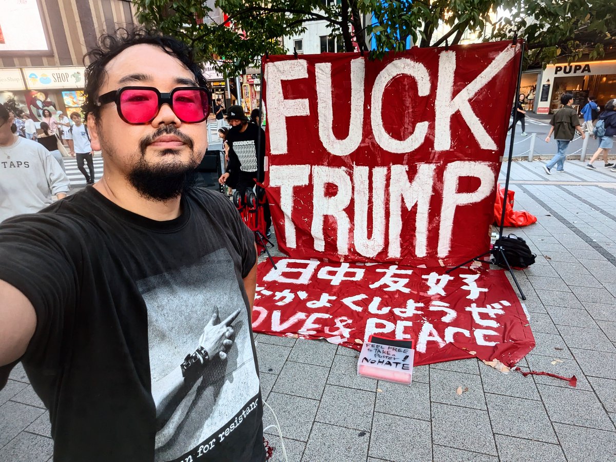 nabekuramasax's tweet photo. Camarades français, bonjour ! Je suis un Artiste et militant antifasciste de gauche japonais.
Depuis le cœur de Tokyo, je proclame haut et fort ma solidarité avec les manifestants français et tous les peuples du monde qui luttent！

Courage, camarades ! Prenez soin de vous 👍️ https://t.co/nqgLN79zAg