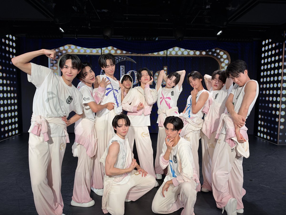 cloudten_info's tweet photo. 【We're Cloud ten】  
月曜日の少し憂鬱になりがちな夜を、Windsの皆さまと一緒に最高の時間にすることができました🌙
ありがとうございました！！

本日は碩大翔が「他人仮面」に初登場🎭
いつもとは違った新しい一面を見られたのではないでしょうか？👀✨

明日も19:00から公演スタートです。
皆さまの笑顔にお会いできるのを楽しみにしております😊🫧

📍ダイバーシティ東京 プラザ ６F        
『Cloud ten THEATER Supported by Rakuten みんなのチケット』         

▼一般先着販売はこちら
 https://t.co/BCPXeClq1D 

▼明日の出演のメンバーはこちら 
https://t.co/ysOovozjgx

 #Cloudten #クラウドテン #CloudtenTHEATER