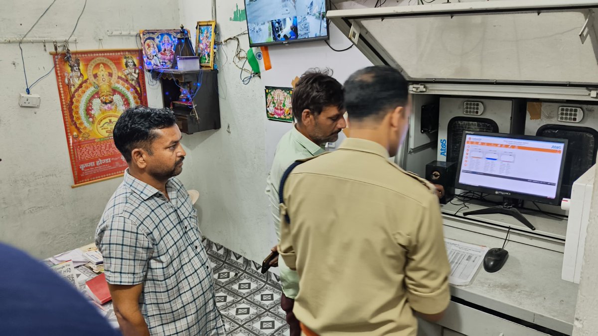 SpChhatarpur's tweet photo. पुलिस अधीक्षक छतरपुर द्वारा पुलिस पेट्रोल पंप का किया गया निरीक्षण

@mohdept @DGP_MP
@MPPoliceDeptt @JansamparkMP  @igpsagarzone @DIGCHHATARPUR @PROJSChhatarpur https://t.co/3sxia0Uv0w