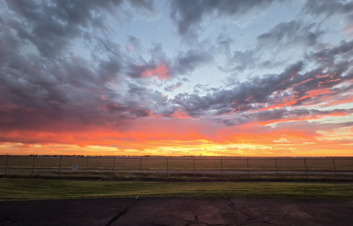 NWSWichita's tweet photo. Mid level clouds and sprinkles providing a great sunrise this morning across Wichita! #kswx https://t.co/uhGhx88RIt