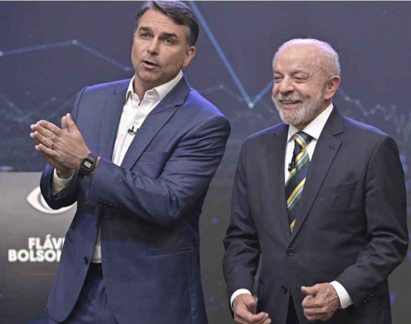 Tadgobbi's tweet photo. O candidato Flavio Bolsonaro não respondeu a nenhuma pergunta no debate da Band. Foi lá com um discurso pronto e a cada questão incômoda acionava o recurso de acusar seu oponente. Foi deprimente. Pareceu mais um candidato vazio de ideias e cheio de coisas a esconder. https://t.co/cn8Rg1F1nt