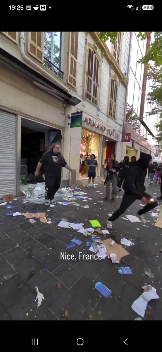 nik0p0l5's tweet photo. That fat nerd after bunch of IQ 20 apes peppered his shop with rocks went to hostile crowd and ran at looter who ran away from him like little bitch only to them jump him from behind. He may spend day playing with anime figurines with giant tits and you'll never be the man he is https://t.co/nWDNFBZnSf