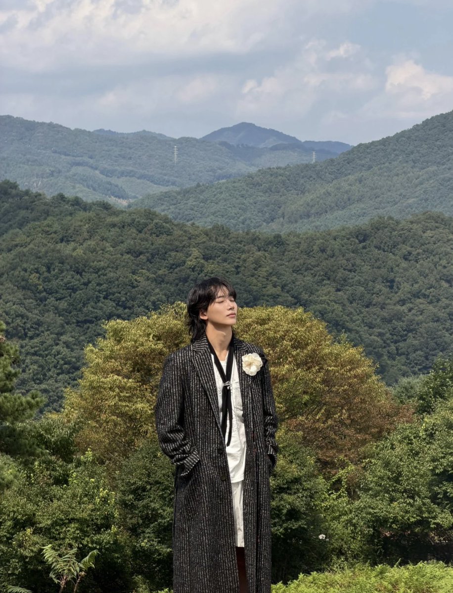 jjongcdaughter's tweet photo. its crazy how pledis took these beautiful people to this BEAAAUTTTIFUL place and still was like hm 🤔🤔 somethings missing 🤔🤔 need to add generative ai 🤔🤔Like bro it couldve just been this and everyone wouldve cheered https://t.co/i0Xoh5p4Qk
