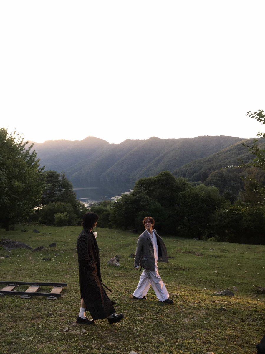 jjongcdaughter's tweet photo. its crazy how pledis took these beautiful people to this BEAAAUTTTIFUL place and still was like hm 🤔🤔 somethings missing 🤔🤔 need to add generative ai 🤔🤔Like bro it couldve just been this and everyone wouldve cheered https://t.co/i0Xoh5p4Qk
