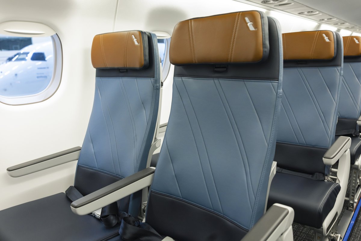 embraer's tweet photo. NOTÍCIA | Embraer entrega à @AmericanAir o primeiro E175 com novos assentos RECARO. Leia notícia completa: https://t.co/jEswK7HgHh https://t.co/SfBipFdZXy