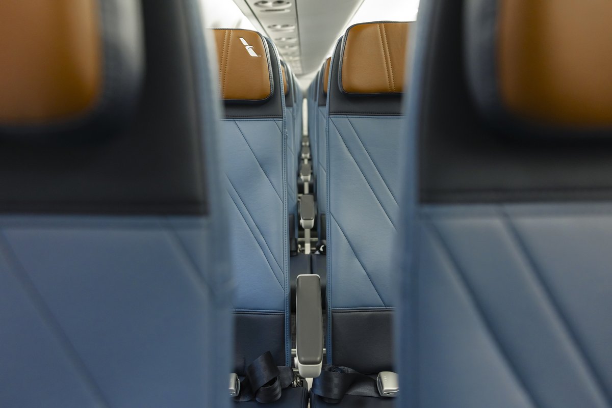 embraer's tweet photo. NOTÍCIA | Embraer entrega à @AmericanAir o primeiro E175 com novos assentos RECARO. Leia notícia completa: https://t.co/jEswK7HgHh https://t.co/SfBipFdZXy