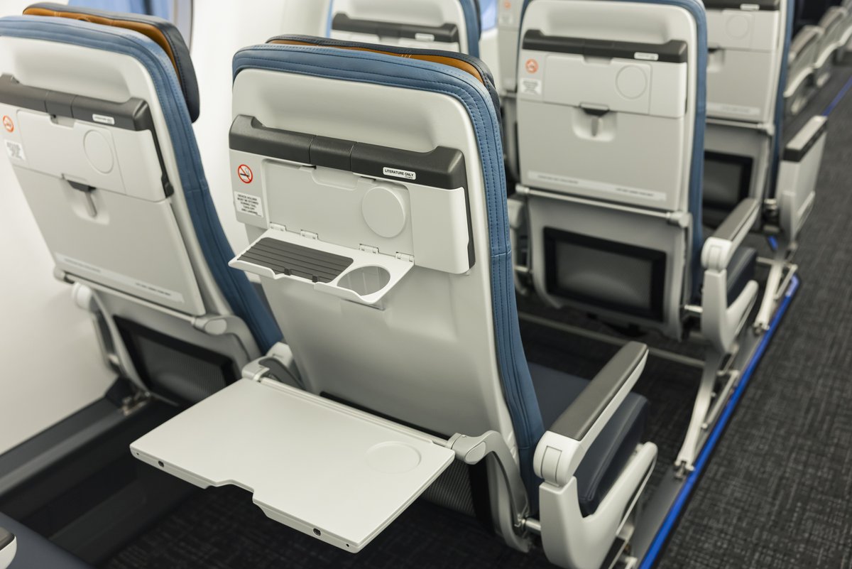 embraer's tweet photo. NOTÍCIA | Embraer entrega à @AmericanAir o primeiro E175 com novos assentos RECARO. Leia notícia completa: https://t.co/jEswK7HgHh https://t.co/SfBipFdZXy