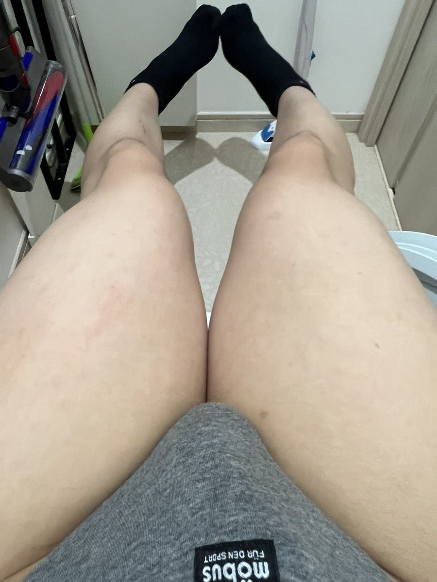 Syum530o's tweet photo. こう見ると僕結構女の子みたいな足してるね
これでも立派なモノがついてます！！ https://t.co/1v9ElgNBWu