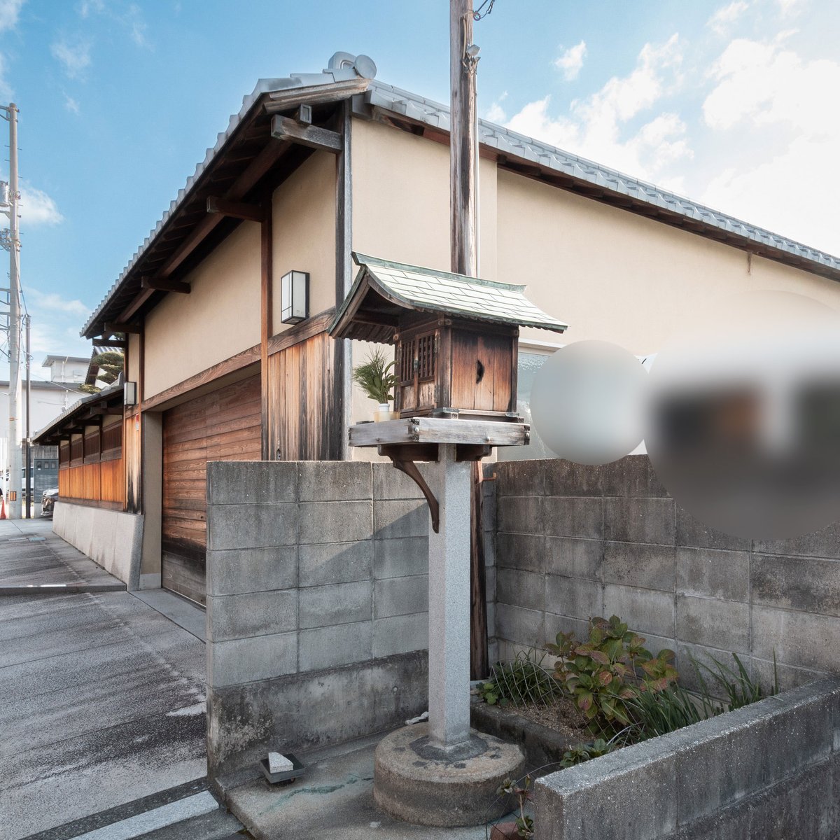kotohiranomiya's tweet photo. 網の浦 散歩 その3
《金毘羅灯籠》
3基見かけました。
その内、蛭子神社の石の灯籠は享和3年のもので、「網の浦の金毘羅常夜灯」と呼ばれています。元は宇多津港の常夜灯でしたが、後に現在の場所に移設されました。

#こんぴらさん https://t.co/FqCrQkh4r6