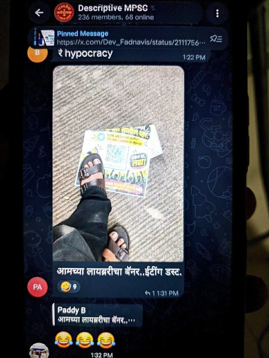 ravishintreveer's tweet photo. पोस्टर पायदळी तुडवून विचारधारा संपत नसते आणि विद्यार्थ्यांची मागणीही दबत नसते!
आमचा विरोध  व्यक्तीला नाही, तर विद्यार्थ्यांच्या मागणीला कमी लेखणाऱ्या मानसिकतेला आहे. वस्तुनिष्ठ पद्धतीच्या मागणीला मुद्द्यांनी उत्तर द्या; पोस्टर तुडवून आणि त्याची खिल्ली उडवून नाही https://t.co/7MibWpjPQl