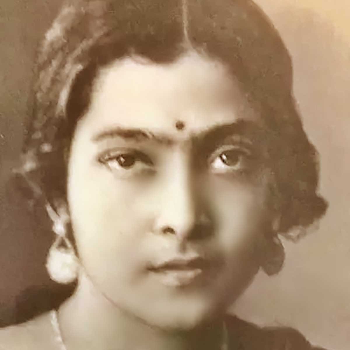 san_x_m's tweet photo. At her own graduation ceremony, a 20 year old girl walked up to the British Governor of Bengal and fired five shots at him.

Her name was Bina Das.

She was born in 1911 in Krishnanagar, Bengal, the youngest of five sisters.

On 6 February 1932, Calcutta University held its convocation. The chief guest was the Governor of Bengal, Stanley Jackson. Bina was one of the students receiving a degree that day.

When the Governor began his speech, she stood up and fired. Five shots. Not one hit him. She was caught on the spot.

In her confession, she wrote that she wanted to die fighting this system.

She got nine years of rigorous imprisonment. She was 20.

When she came out, she joined the Quit India movement in 1942 and went back to jail till 1945. After independence, she was elected to the Bengal assembly. In 1960, India gave her the Padma Shri.

After her husband died, she moved to Rishikesh and lived alone, in poverty.

On 26 December 1986, she died there. Most accounts say passersby found her body by the roadside, and it took the police about a month to find out who she was.

In 2012, Calcutta University gave her the degree the British had held back. She had been dead for 26 years.