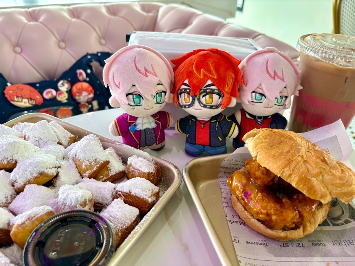 SevenSnivy707's tweet photo. Saeyoung seemed especially interested in the Honey Butter samich!! 🍯🥐
 Of course Ray looked at the beignets first~ 💞 https://t.co/R2cQrOcvM5