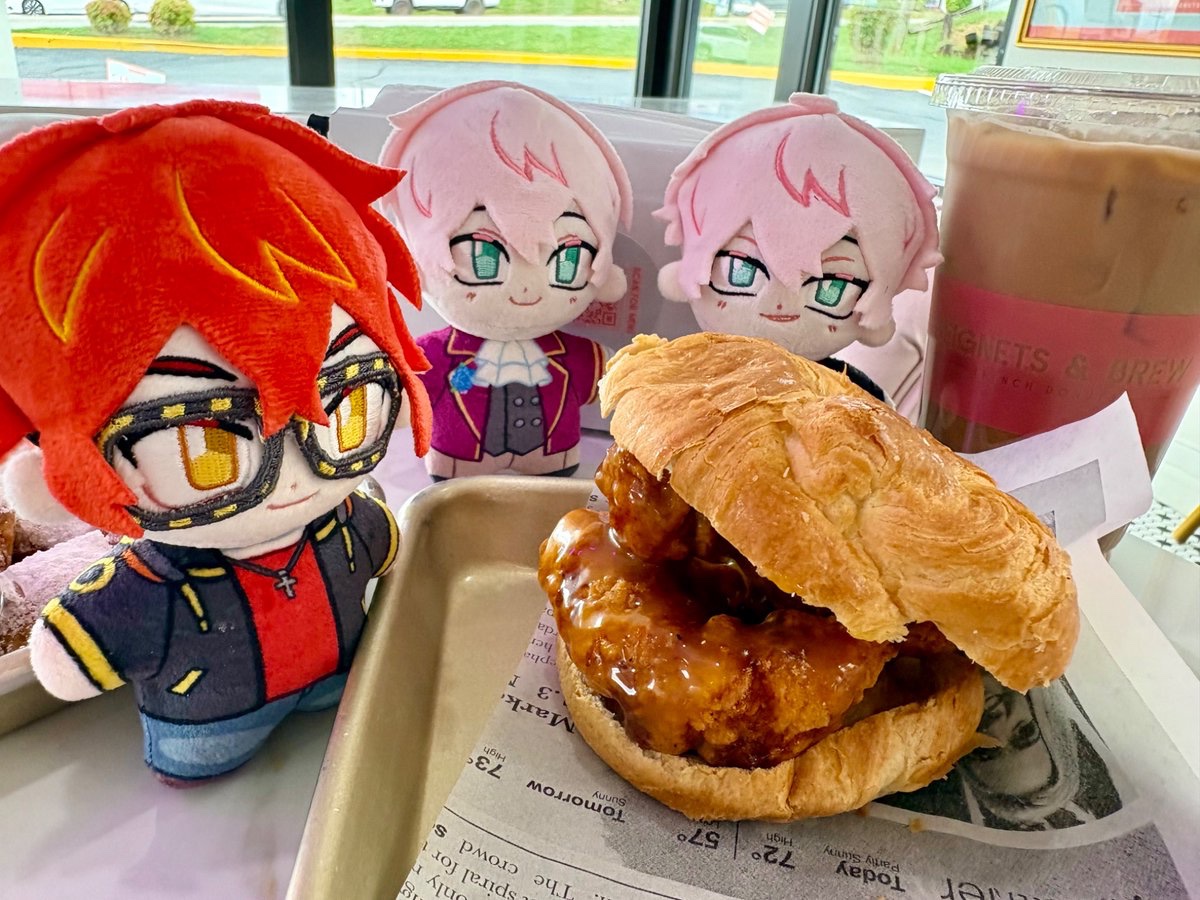SevenSnivy707's tweet photo. Saeyoung seemed especially interested in the Honey Butter samich!! 🍯🥐
 Of course Ray looked at the beignets first~ 💞 https://t.co/R2cQrOcvM5