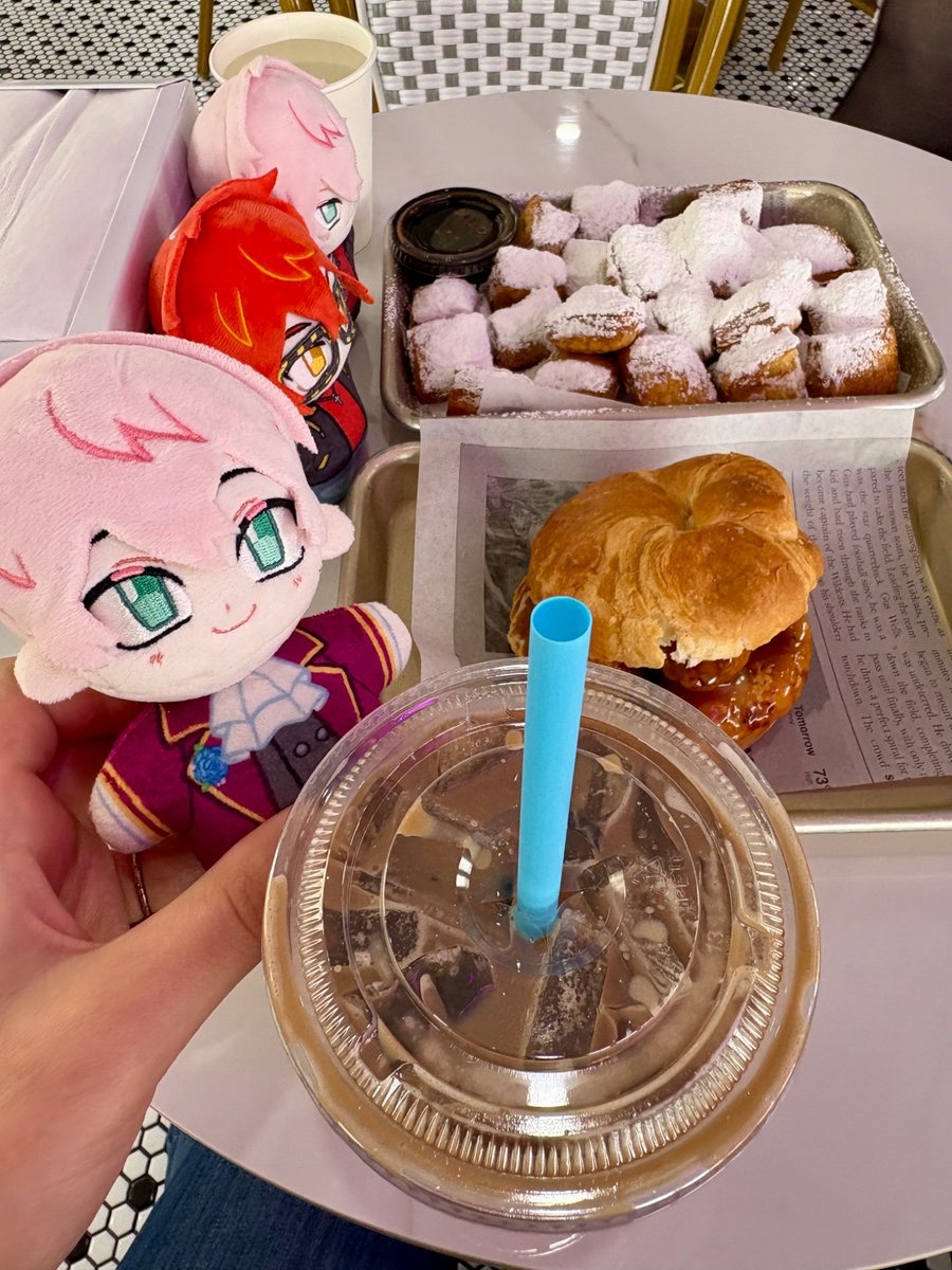 SevenSnivy707's tweet photo. Saeyoung seemed especially interested in the Honey Butter samich!! 🍯🥐
 Of course Ray looked at the beignets first~ 💞 https://t.co/R2cQrOcvM5