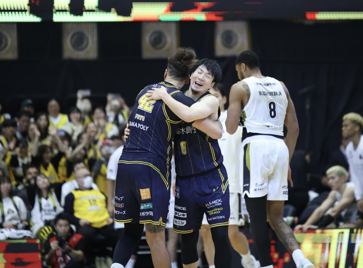 basket_count's tweet photo. 【#Bリーグ】
宇都宮がホームの大歓声を力に、83-80で群馬との激闘に勝利。比江島選手、遠藤選手が要所で3ポイントシュートを沈めるなど、百戦錬磨のベテランの勝負強さで連敗を2で止めました。 https://t.co/0QuI6EHXL8
