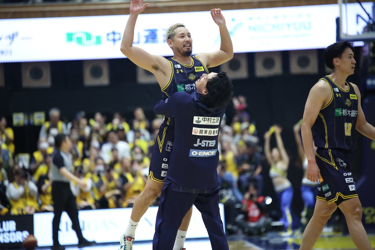 basket_count's tweet photo. 【#Bリーグ】
宇都宮がホームの大歓声を力に、83-80で群馬との激闘に勝利。比江島選手、遠藤選手が要所で3ポイントシュートを沈めるなど、百戦錬磨のベテランの勝負強さで連敗を2で止めました。 https://t.co/0QuI6EHXL8