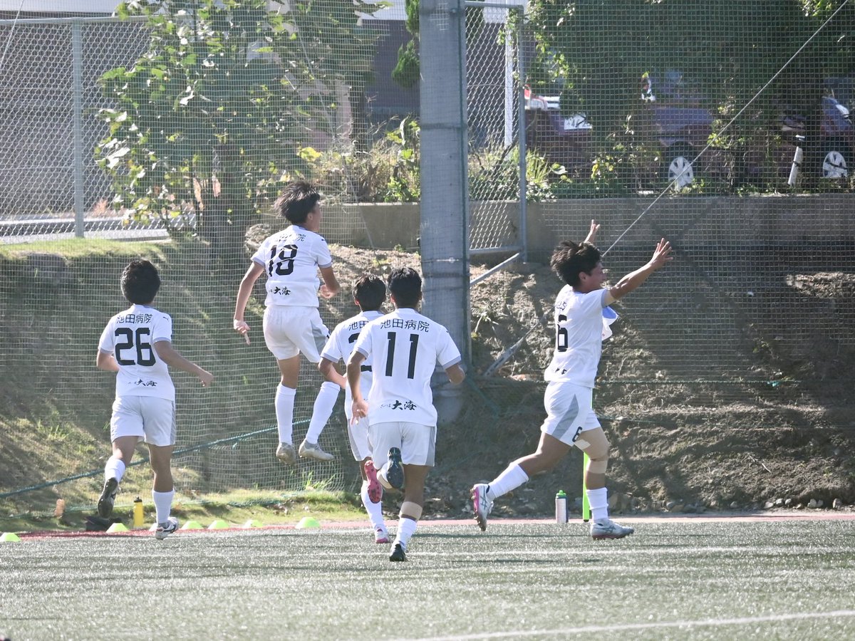 you_selfism's tweet photo. 2026.10.18
九州大学サッカーリーグ1部 第15節

九州国際大学 1-2 鹿屋体育大学
＠ KIU FIELD

体大1点目①
№18 今井獅温 選手(1年/大津高)

欲しかった先制点は、前半すでに何本目？ってCKの流れから獅温くんの大学初ゴール！
画質は勘弁してくださいの雰囲気📷️💦 https://t.co/hntd4LbSBc