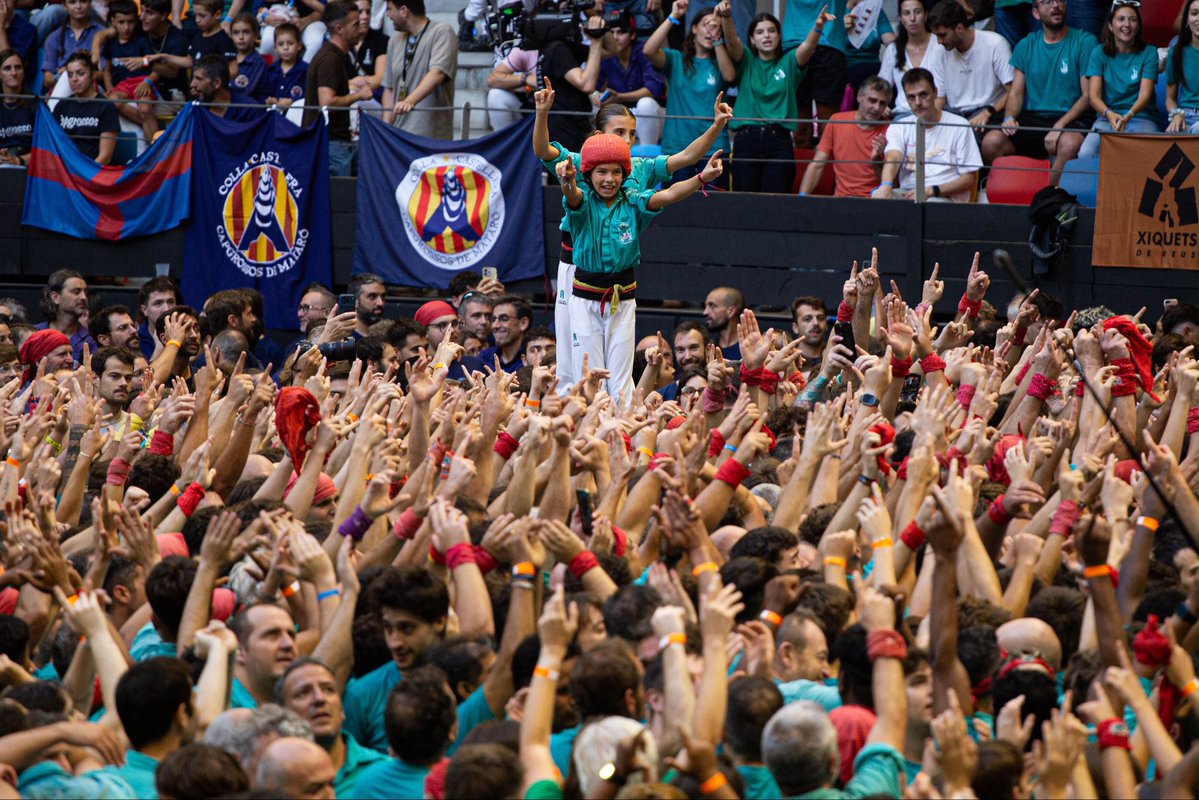 Verds's tweet photo. ‼️Avui, assaig de dilluns!

⏳Queden només sis assaigs per arribar a la gran Diada de Tots Sants!

👊🏼Ara sí que sí, hi hem de ser tots i totes!

📍Avui, us esperem a les 20 h a Cal Figarot!

📷La Fatxenda

#castellers 
#castells https://t.co/xfsKpCYi5x