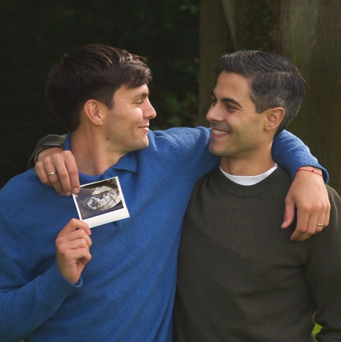 makearggayagain's tweet photo. "nos vemos en 2027, chiquito": el argentino nicolás keenan y el primer ministro de países bajos, rob jetten, serán padres por gestación altruista a través de una amiga de la familia, modalidad legal allá que prohíbe el pago comercial y solo cubre gastos médicos. https://t.co/6Dv6HbIa1H