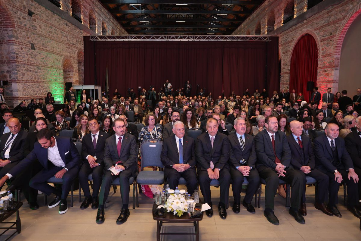 BY's tweet photo. Güçlü yarınlar, sağlıklı çocuklarla başlar.

Sabri Ülker Vakfı ve The Nutrition Society iş birliğiyle düzenlenen İstanbul Bilim Zirvesi; çocukluk döneminde beslenmenin sağlık, eğitim ve gıda güvencesi boyutlarıyla ele alınması ve bu alandaki farkındalığın artırılması açısından büyük önem taşıyor.

Sağlıklı beslenen bir çocuğun gelişimi, yalnızca bireysel bir kazanım değil; daha bilinçli, sağlıklı ve güçlü bir toplumun da temelidir.

Çocukların sağlıklı büyümesini desteklemek ise ailelerden kamu kurumlarına, okullardan bilim dünyasına ve gıda sektörüne kadar hepimizin ortak sorumluluğudur.

Zirvenin gerçekleşmesinde emeği geçen herkese teşekkür ediyorum.