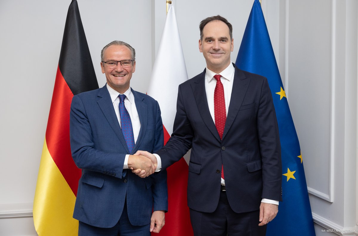PolandMFA's tweet photo. The EU’s new budget must strengthen Europe’s security and competitiveness while also addressing the needs of its regions and agriculture. 🇪🇺💶

Deputy FM @ignacyn discussed these priorities in Warsaw with Germany’s State Secretary for European Affairs, Gunther Krichbaum. 🇵🇱🤝🇩🇪

Other topics included the future of European industry and support for Ukraine and Moldova on their path towards EU membership.
